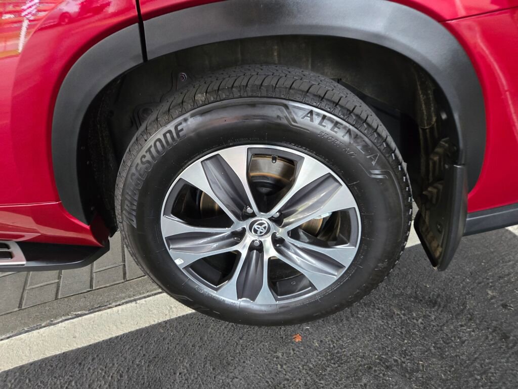 Used 2024 Toyota Highlander XLE image 9