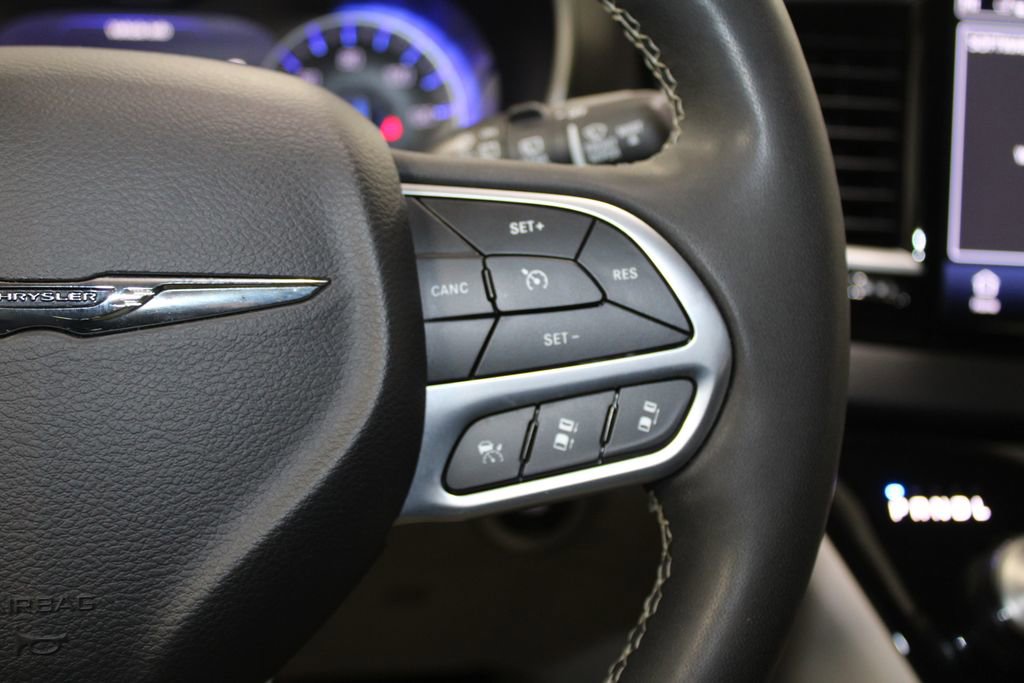 Used 2024 Chrysler Pacifica Touring-L image 37