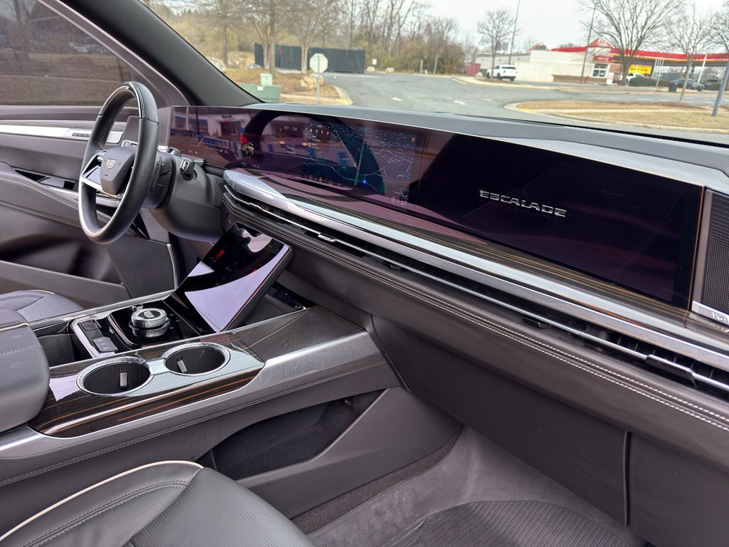 Used 2025 Cadillac Escalade Premium Luxury image 35