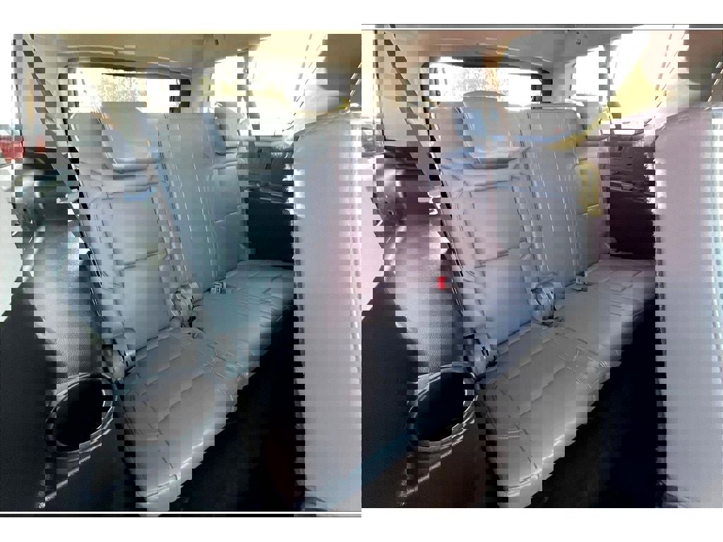 Used 2018 Chevrolet Suburban LT image 30