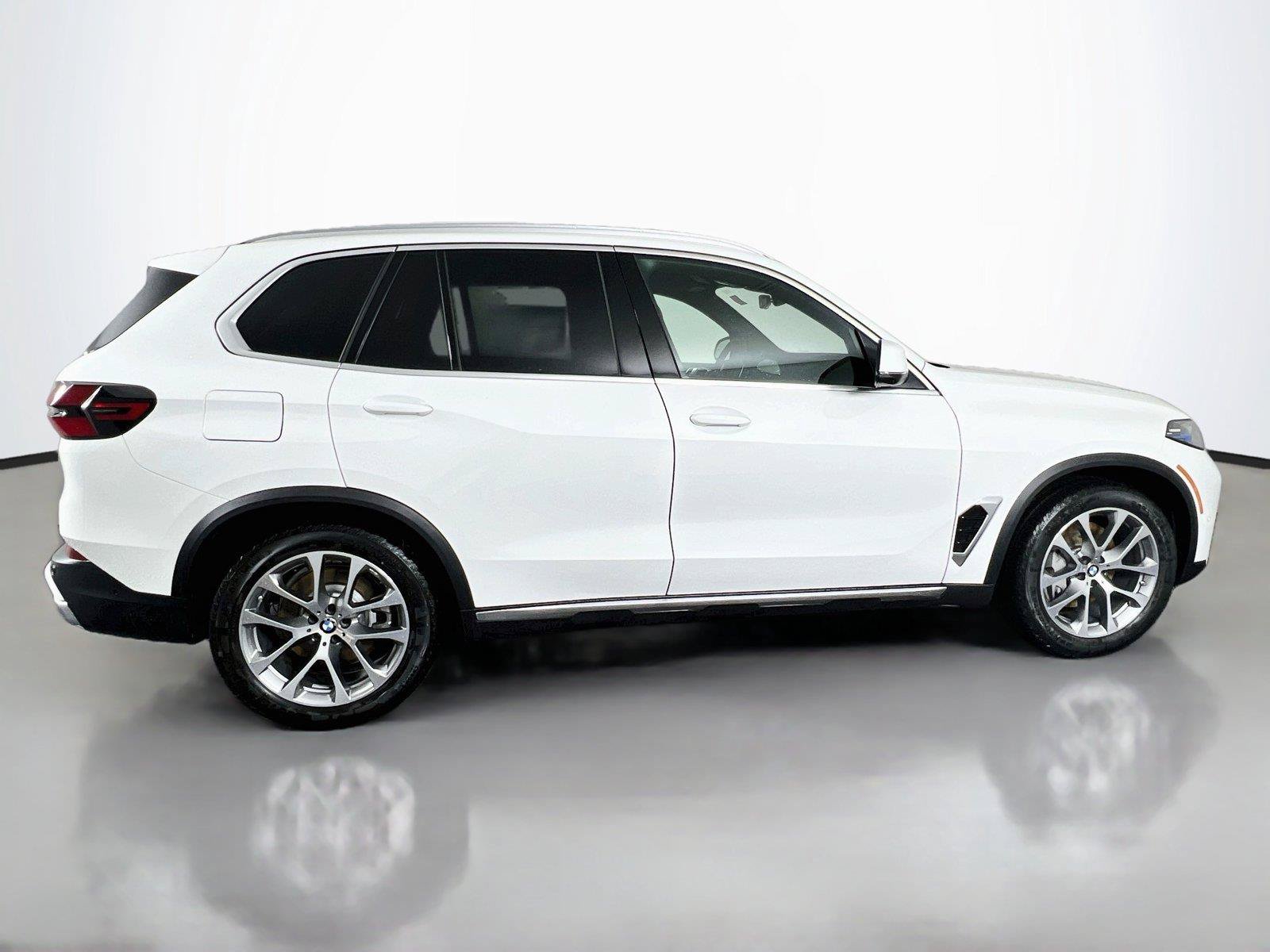 New 2026 BMW X5 xDrive50e w/ Parking Assistance Package AWD/4WD image 7