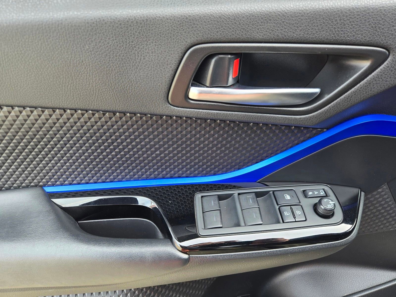 Used 2021 Toyota C-HR XLE image 14