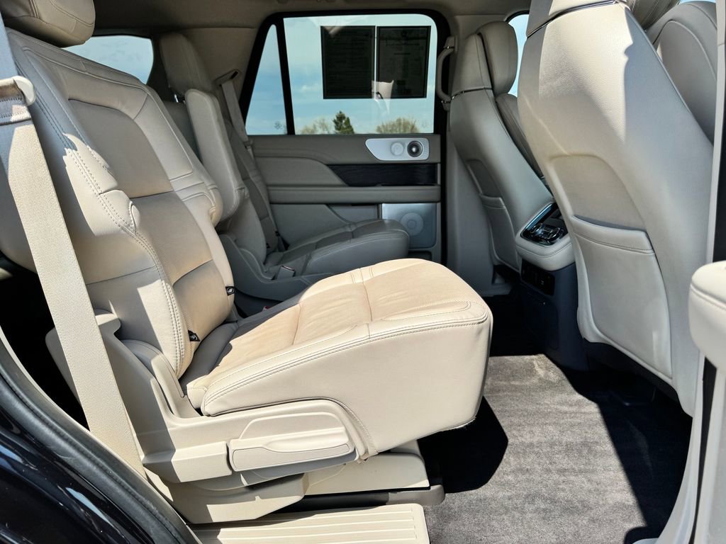 Used 2021 Lincoln Navigator Reserve w/ Luxury Package AWD/4WD image 14