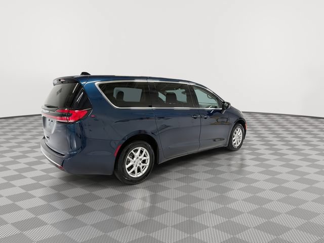 Used 2024 Chrysler Pacifica Touring-L FWD image 11