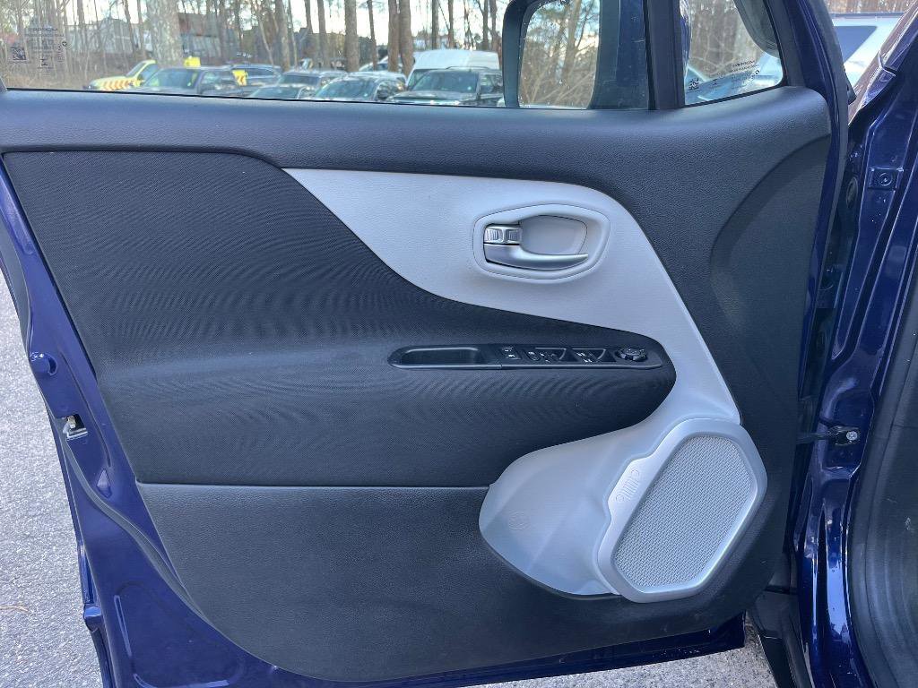 Used 2019 Jeep Renegade Latitude w/ Popular Equipment Group FWD image 18