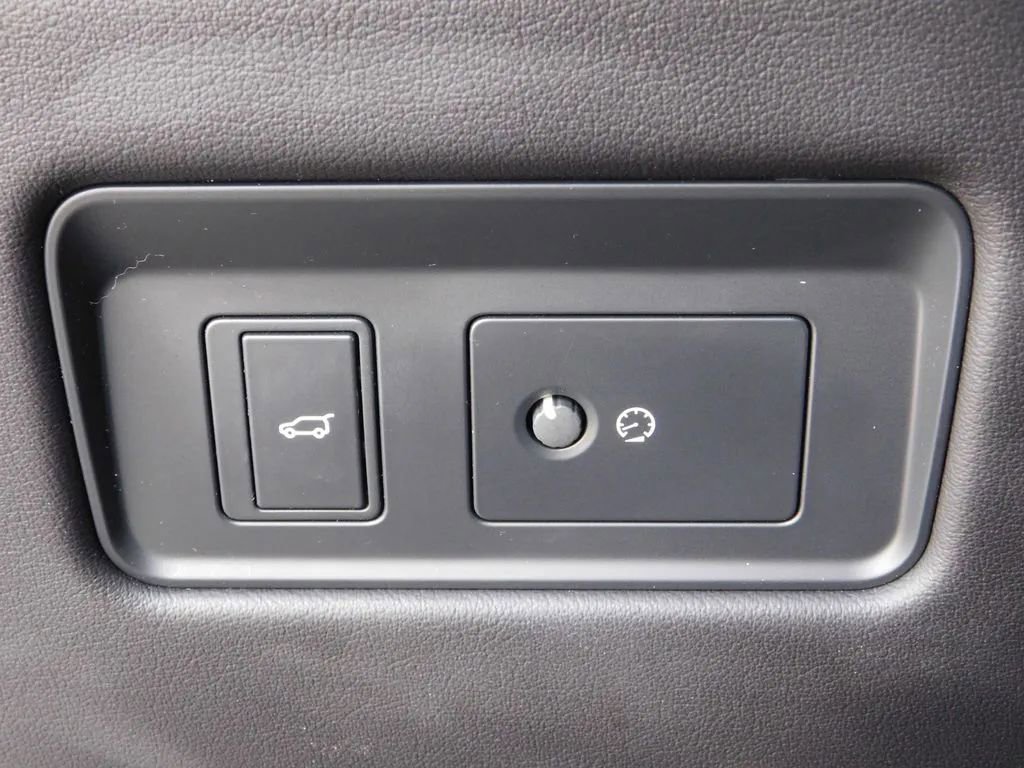 Used 2025 Jaguar F-PACE R-Dynamic S image 24