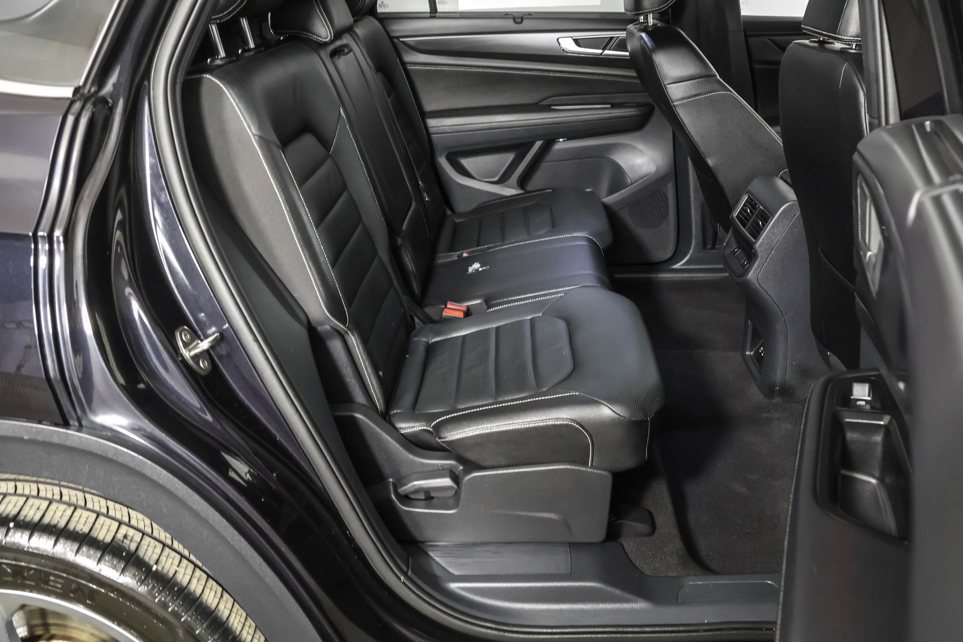 Used 2024 Volkswagen Atlas Cross Sport SEL R-Line image 40