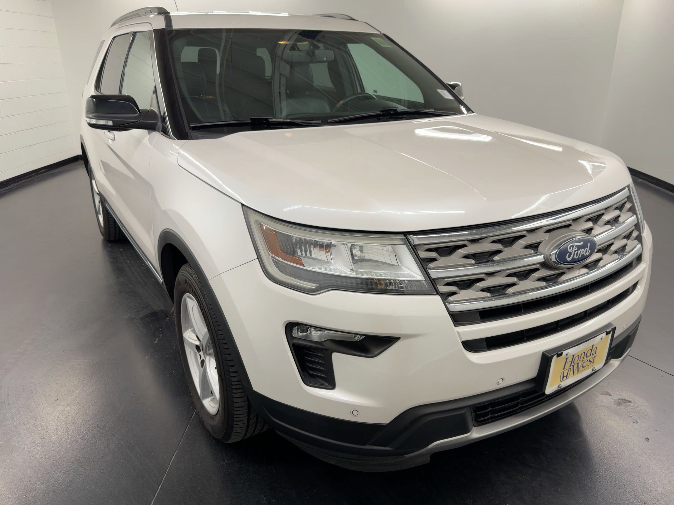 Used 2018 Ford Explorer XLT w/ Equipment Group 202A image 7