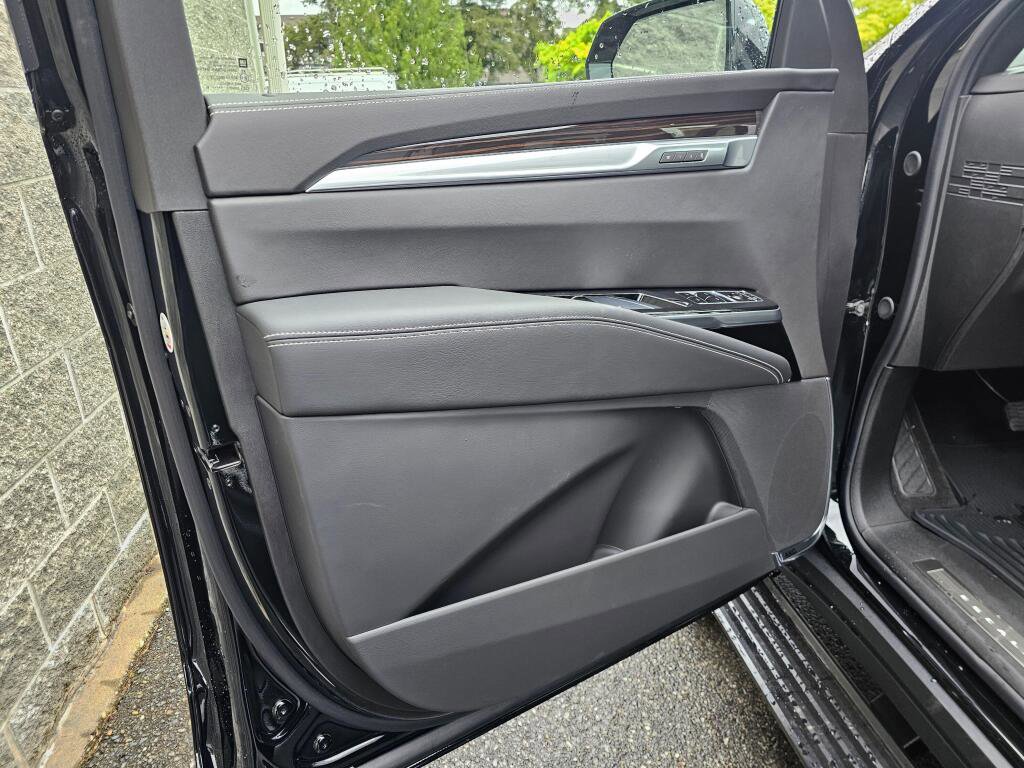 New 2026 Cadillac Escalade ESV Luxury AWD/4WD image 24