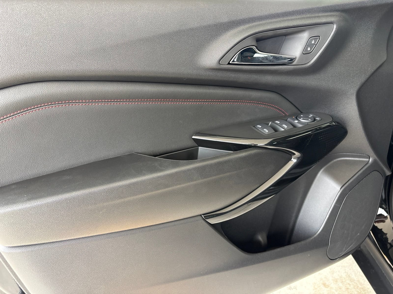 New 2026 Chevrolet Trax RS w/ Sunroof Package FWD image 10