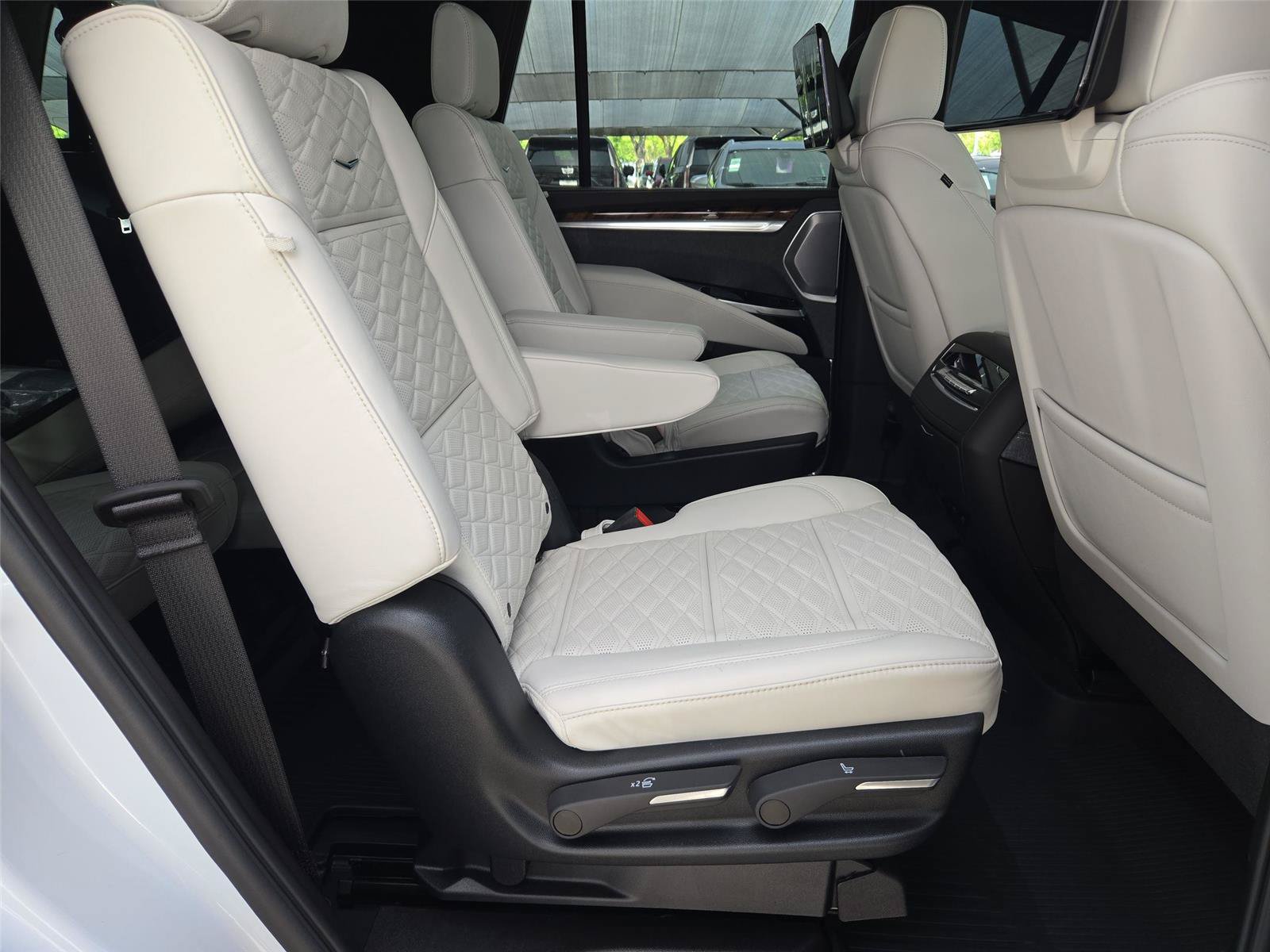 New 2026 Cadillac Escalade Platinum Sport w/ LPO, ONYX Package AWD/4WD image 30