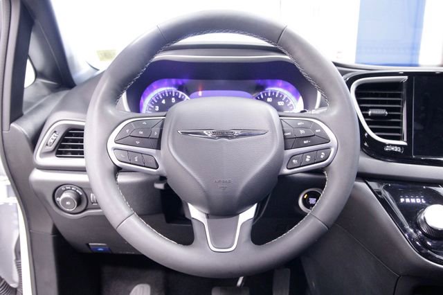 Used 2025 Chrysler Pacifica Select image 15