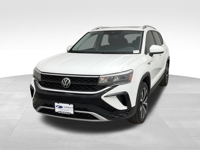 Used 2023 Volkswagen Taos SE w/ Panoramic Sunroof Package AWD/4WD image 7
