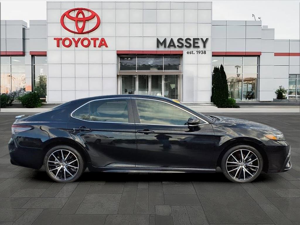 Used 2023 Toyota Camry SE image 2