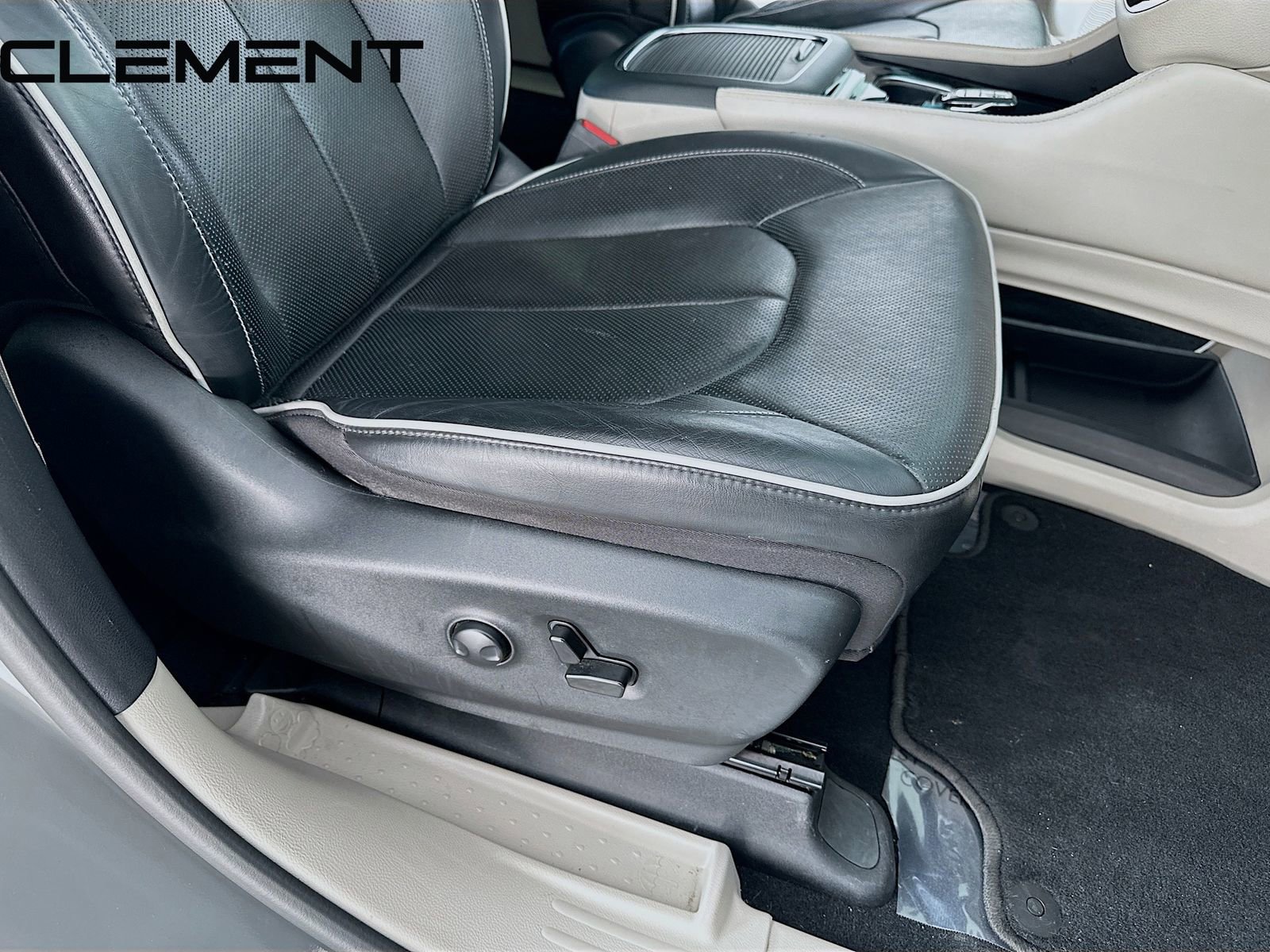 Used 2023 Chrysler Pacifica Limited image 35