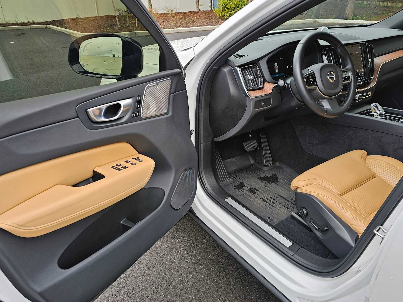 Used 2024 Volvo XC60 B5 Ultimate w/ Protection Package Premier image 19