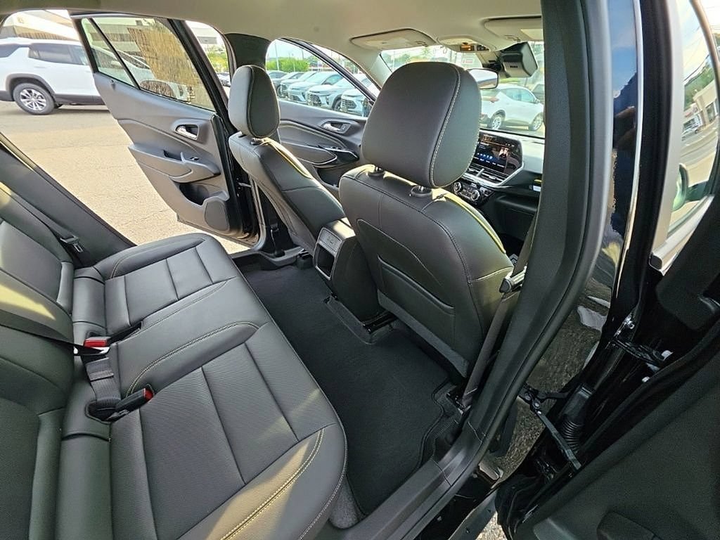 Used 2025 Chevrolet Trax ACTIV FWD image 24