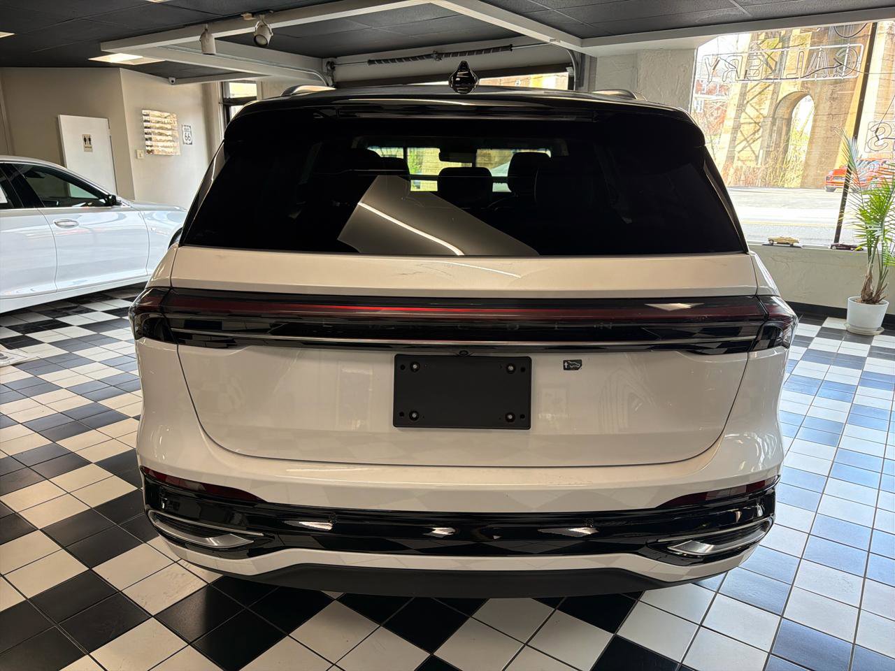 Used 2024 Lincoln Nautilus Reserve w/ Equipment Group 202A image 5
