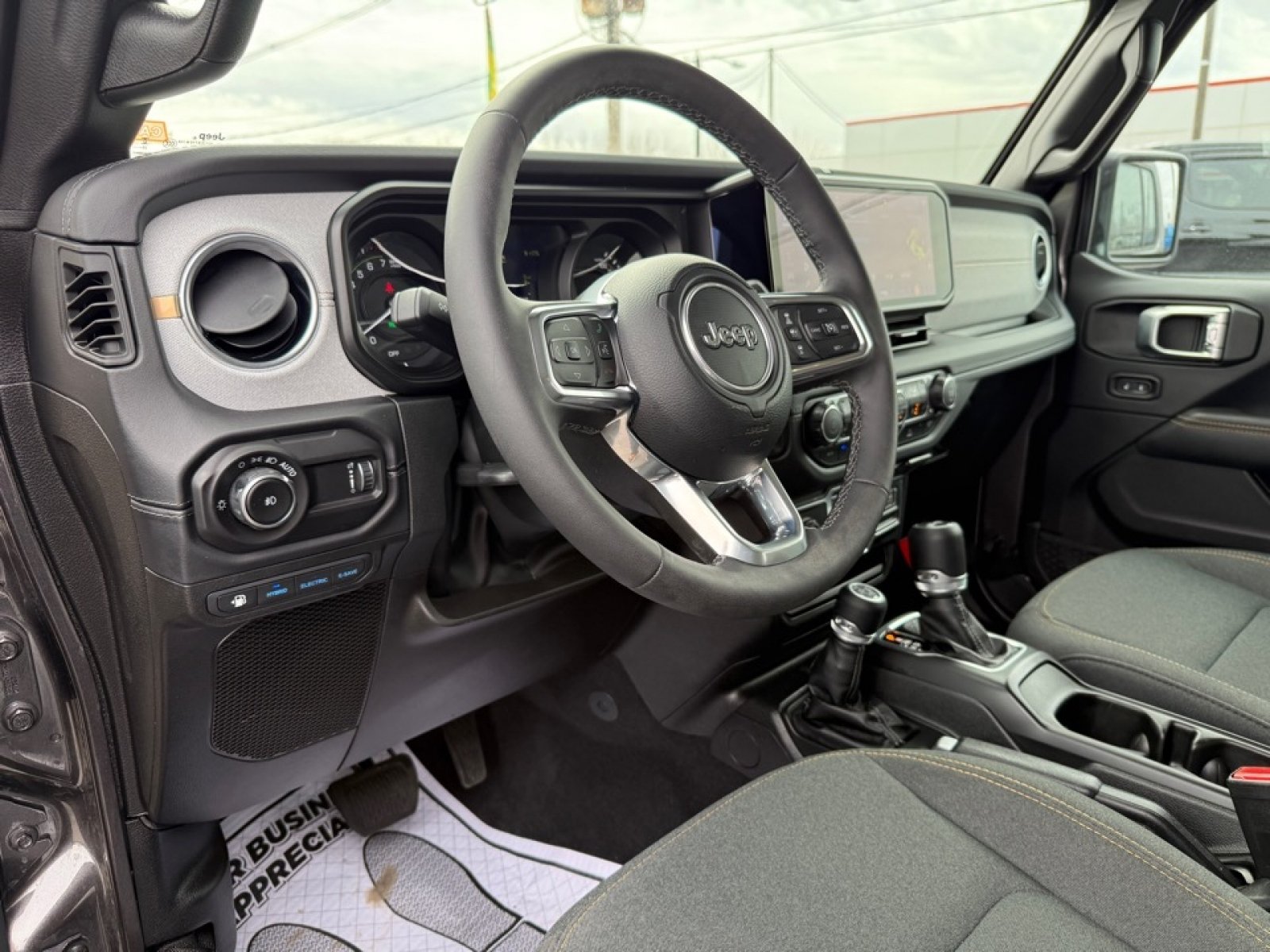 Used 2025 Jeep Wrangler Unlimited Sahara AWD/4WD image 15