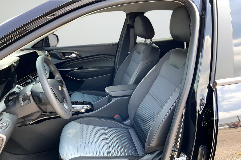 Used 2025 Chevrolet Trax LT FWD image 18