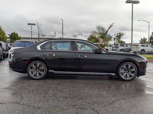 Used 2025 BMW i7 eDrive50 w/ Premium Package image 4