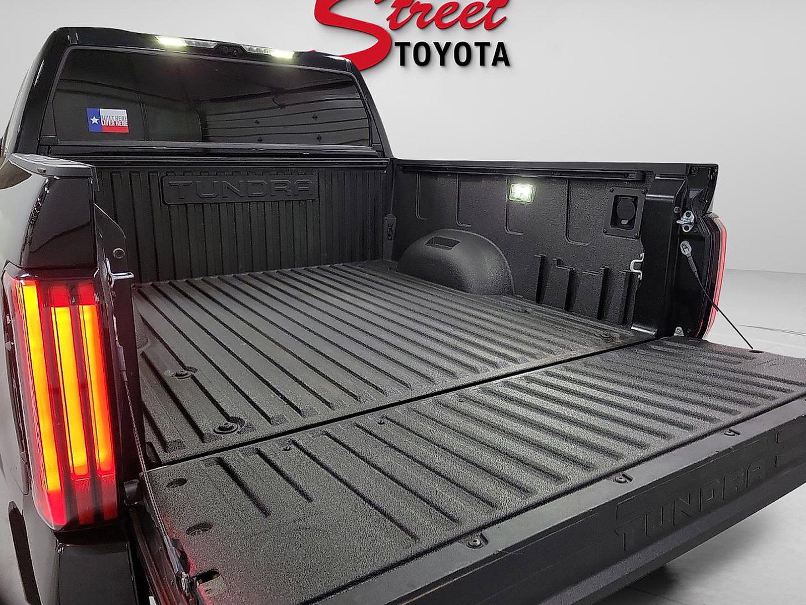Used 2025 Toyota Tundra Limited AWD/4WD image 7