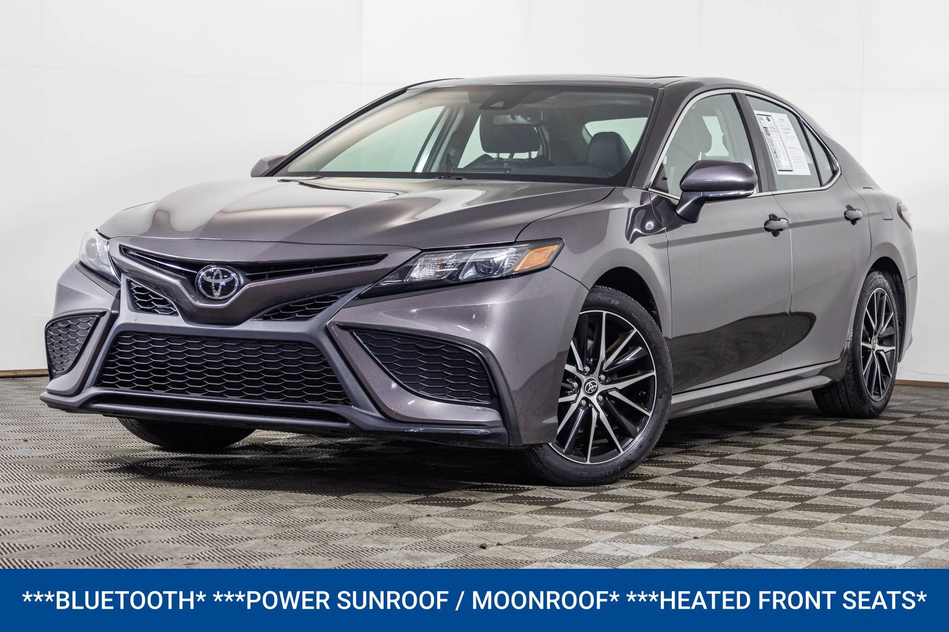 Used 2022 Toyota Camry SE w/ Cold Weather Package FWD image 2