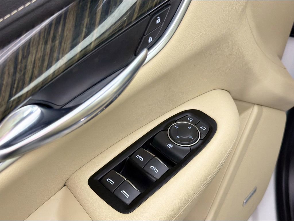 Used 2017 Cadillac XT5 FWD image 17