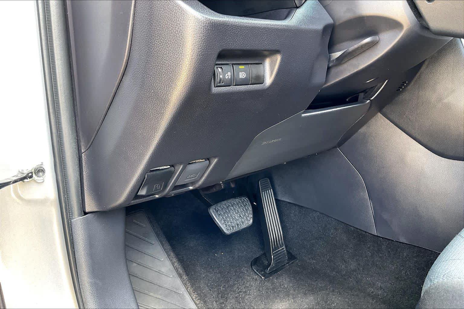 Used 2025 Toyota RAV4 XLE FWD image 30