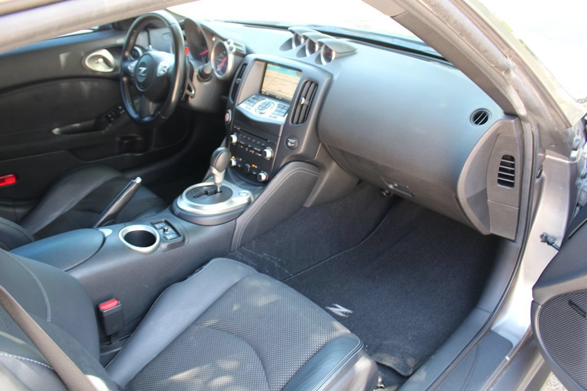 Used 2010 Nissan 370Z Touring w/ Sport Pkg RWD image 9