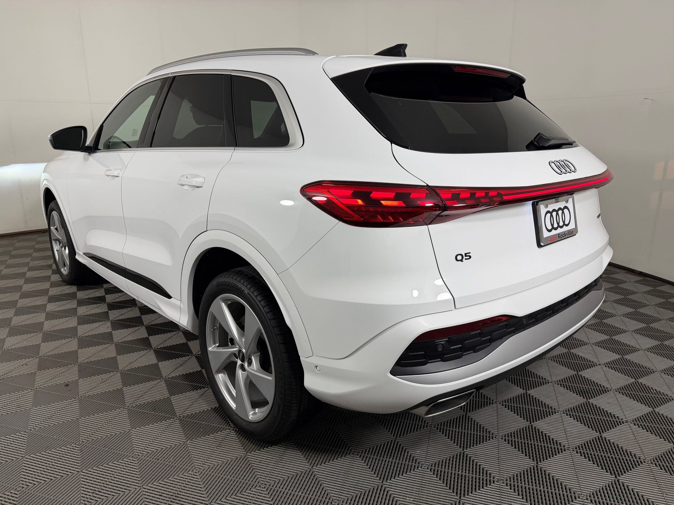 Used 2025 Audi Q5 Premium Plus w/ Premium Plus AWD/4WD image 3