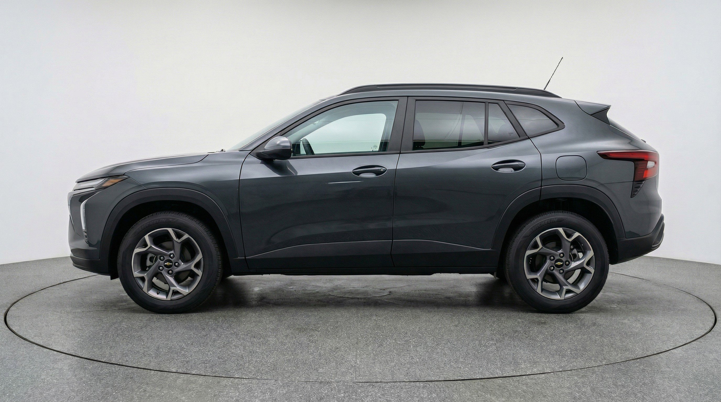 Used 2025 Chevrolet Trax LT w/ LT Convenience Package image 5
