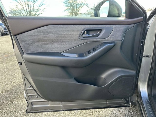 Used 2023 Nissan Rogue S image 16