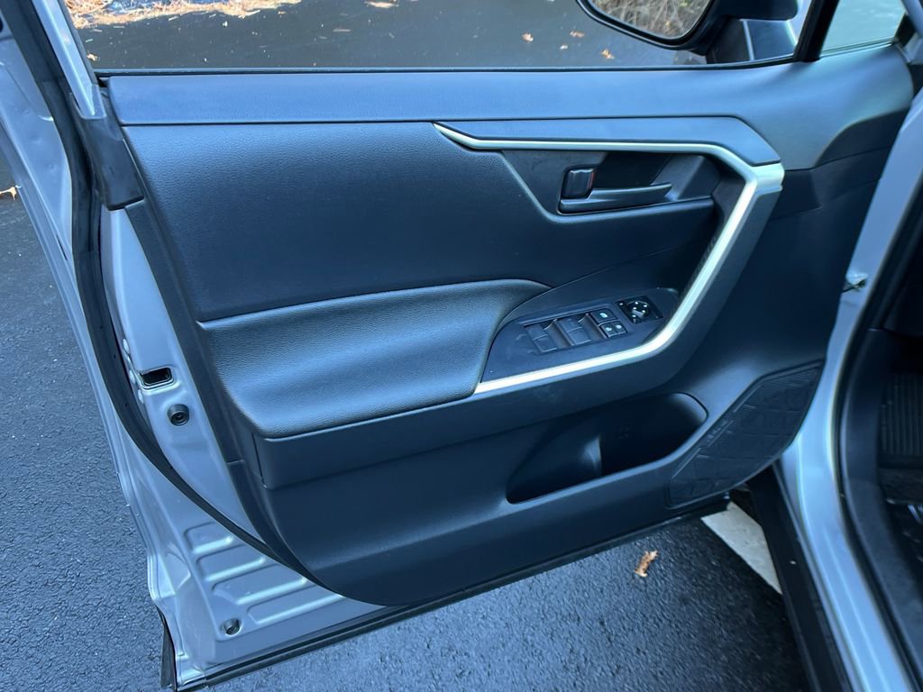 Used 2022 Toyota RAV4 LE image 11