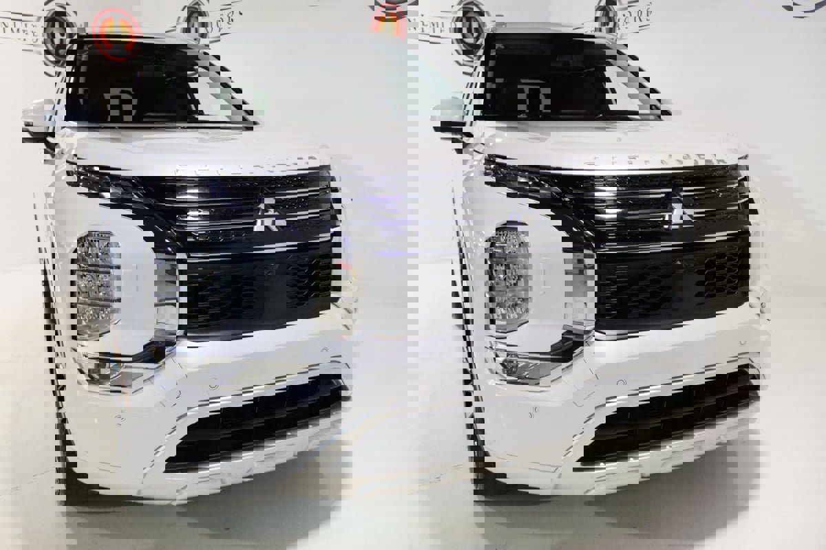 Used 2024 Mitsubishi Outlander 4WD Plug-In Hybrid image 26