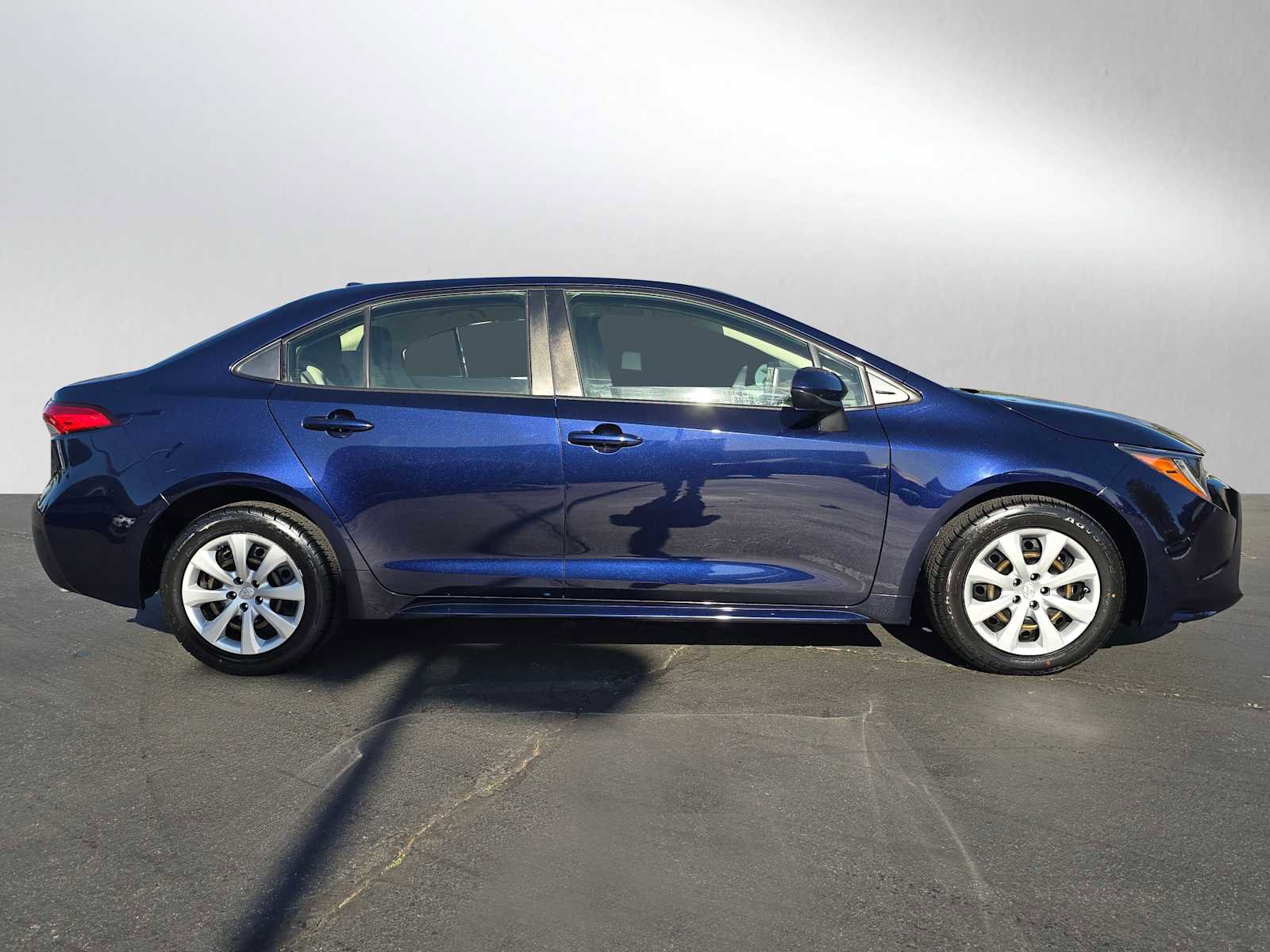 Used 2021 Toyota Corolla LE image 2