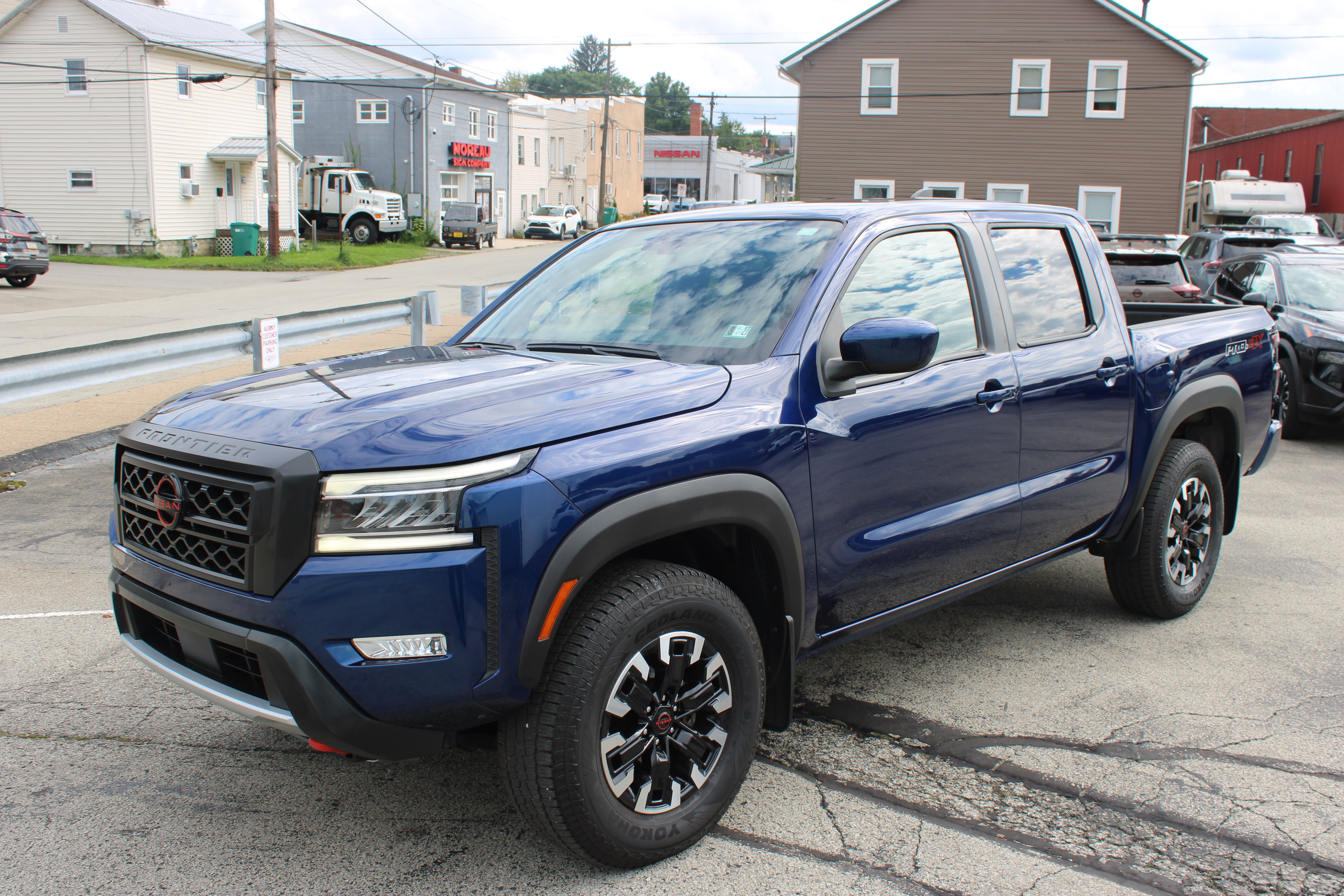Certified 2022 Nissan Frontier PRO-4X w/ Technology Package AWD/4WD image 1