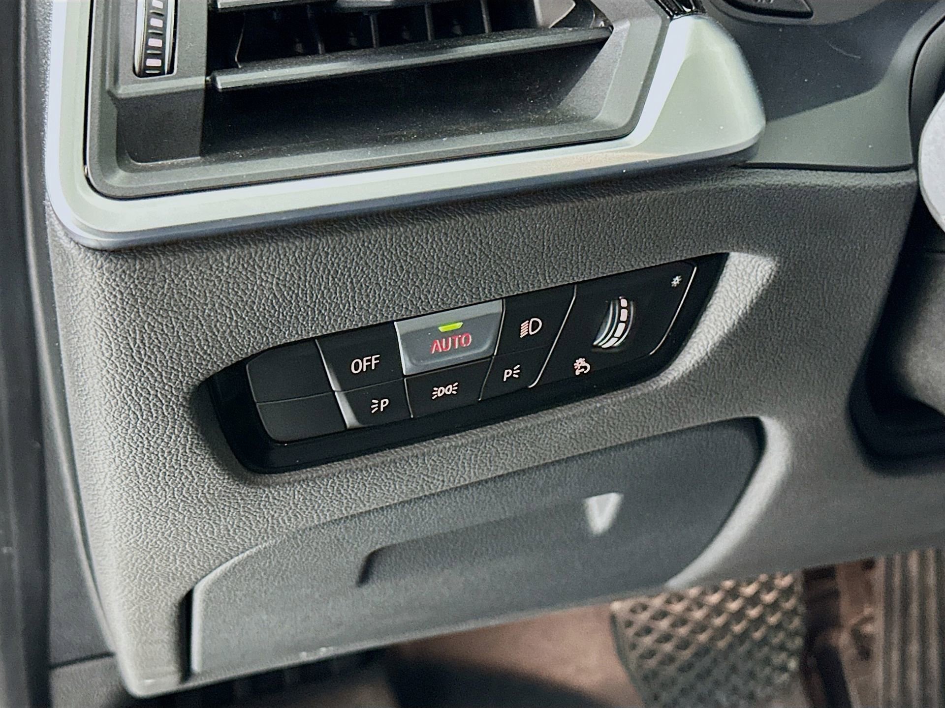 Used 2020 BMW 330i xDrive Sedan AWD/4WD image 11