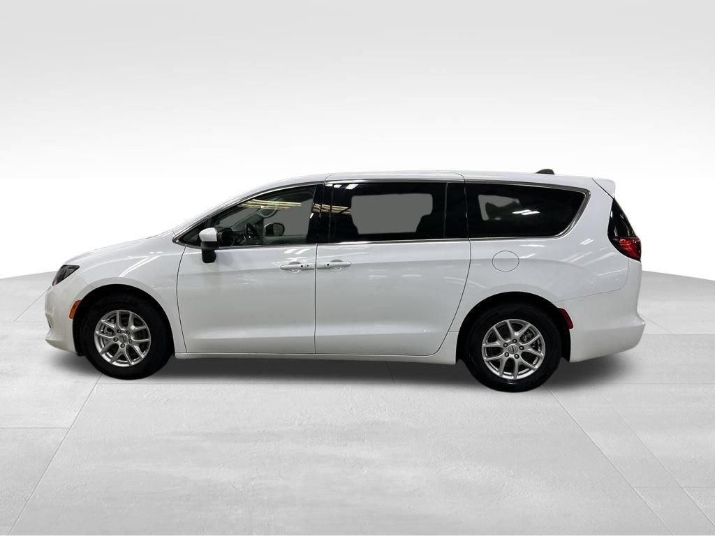 Used 2023 Chrysler Voyager LX FWD image 2