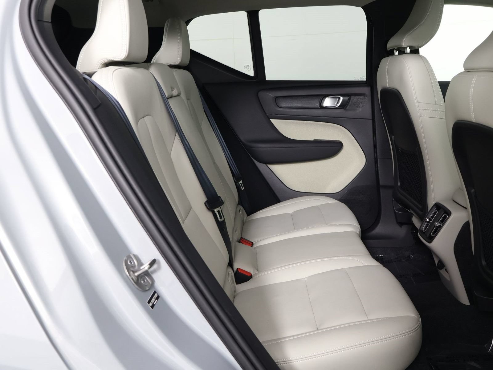 Certified 2026 Volvo XC40 B5 Plus AWD/4WD image 30