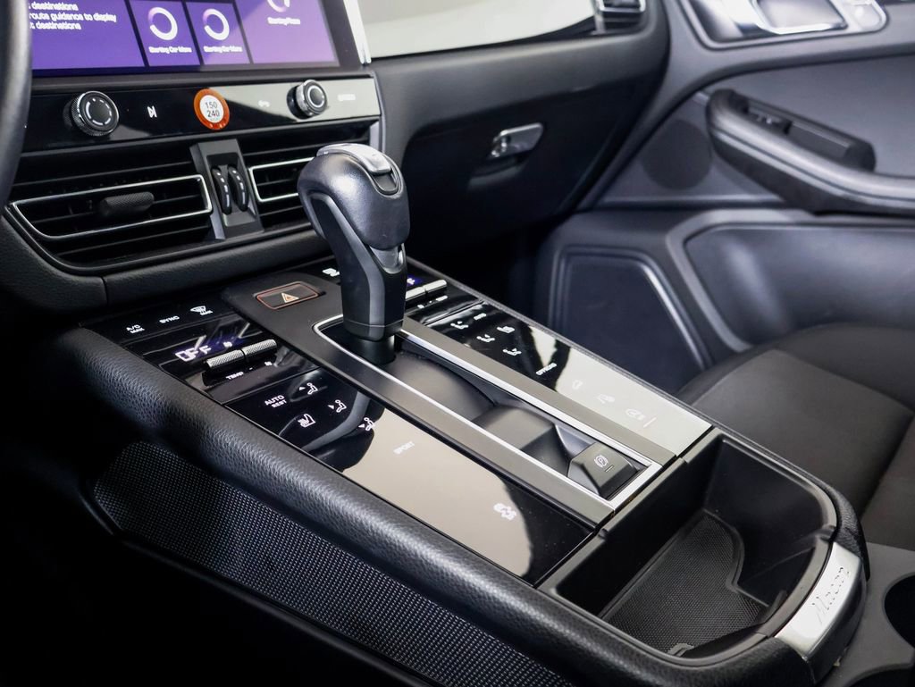 Certified 2024 Porsche Macan AWD/4WD image 21