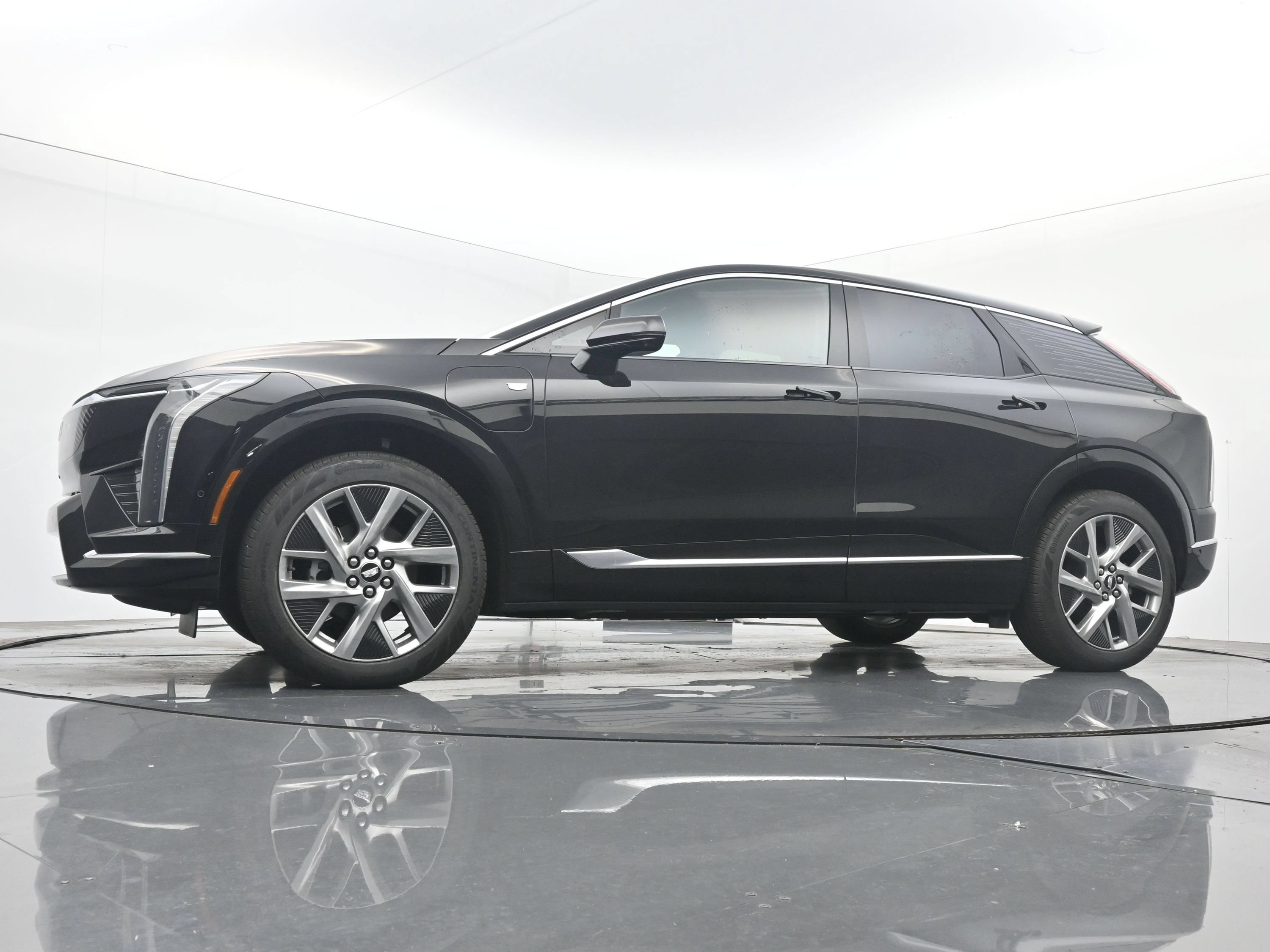 New 2027 Cadillac Optiq Luxury w/ LPO, Floor Liner Package AWD/4WD image 16