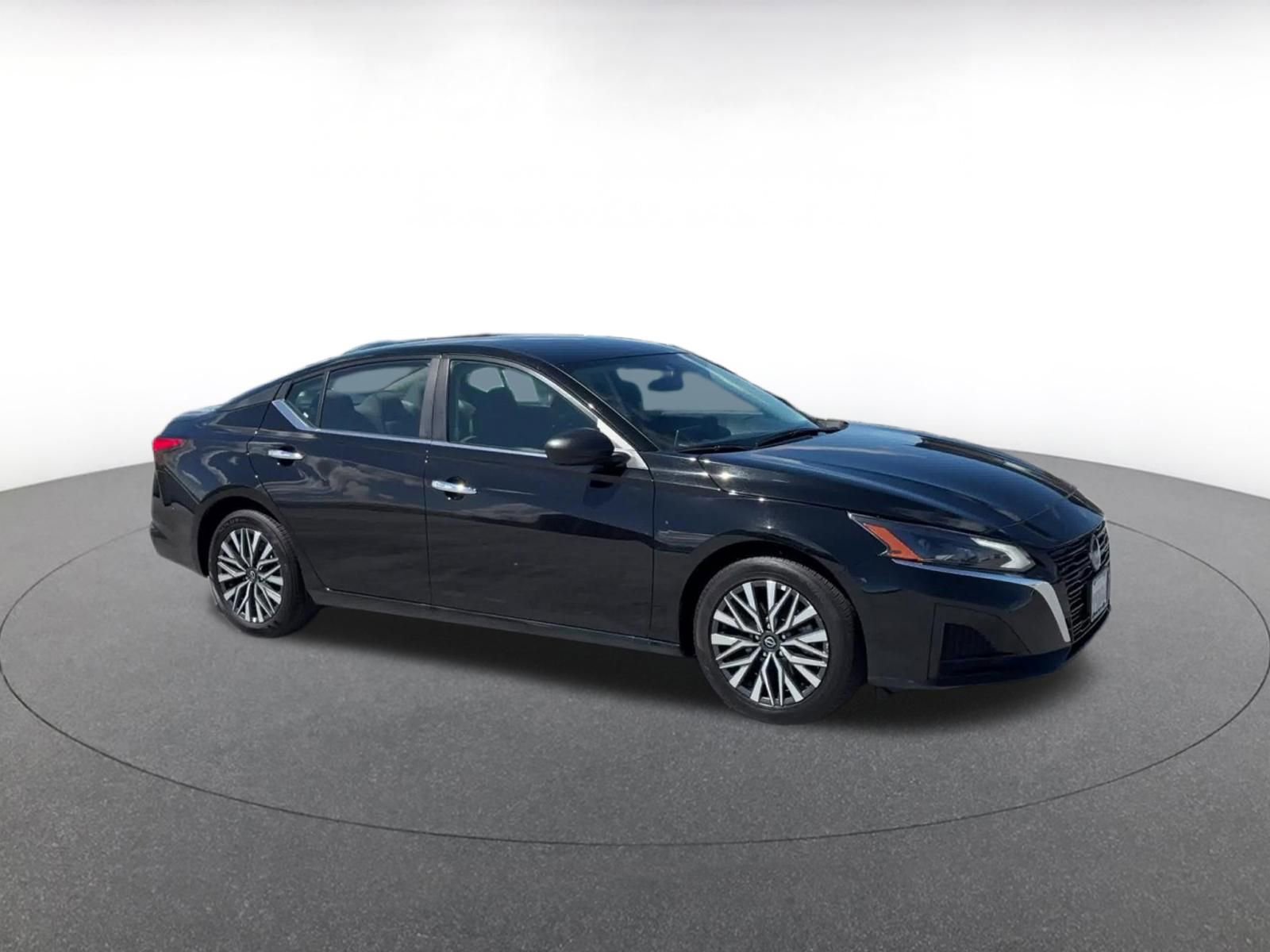 Used 2025 Nissan Altima 2.5 SV FWD image 2
