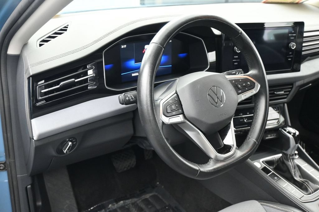 Used 2025 Volkswagen Jetta SE FWD image 15