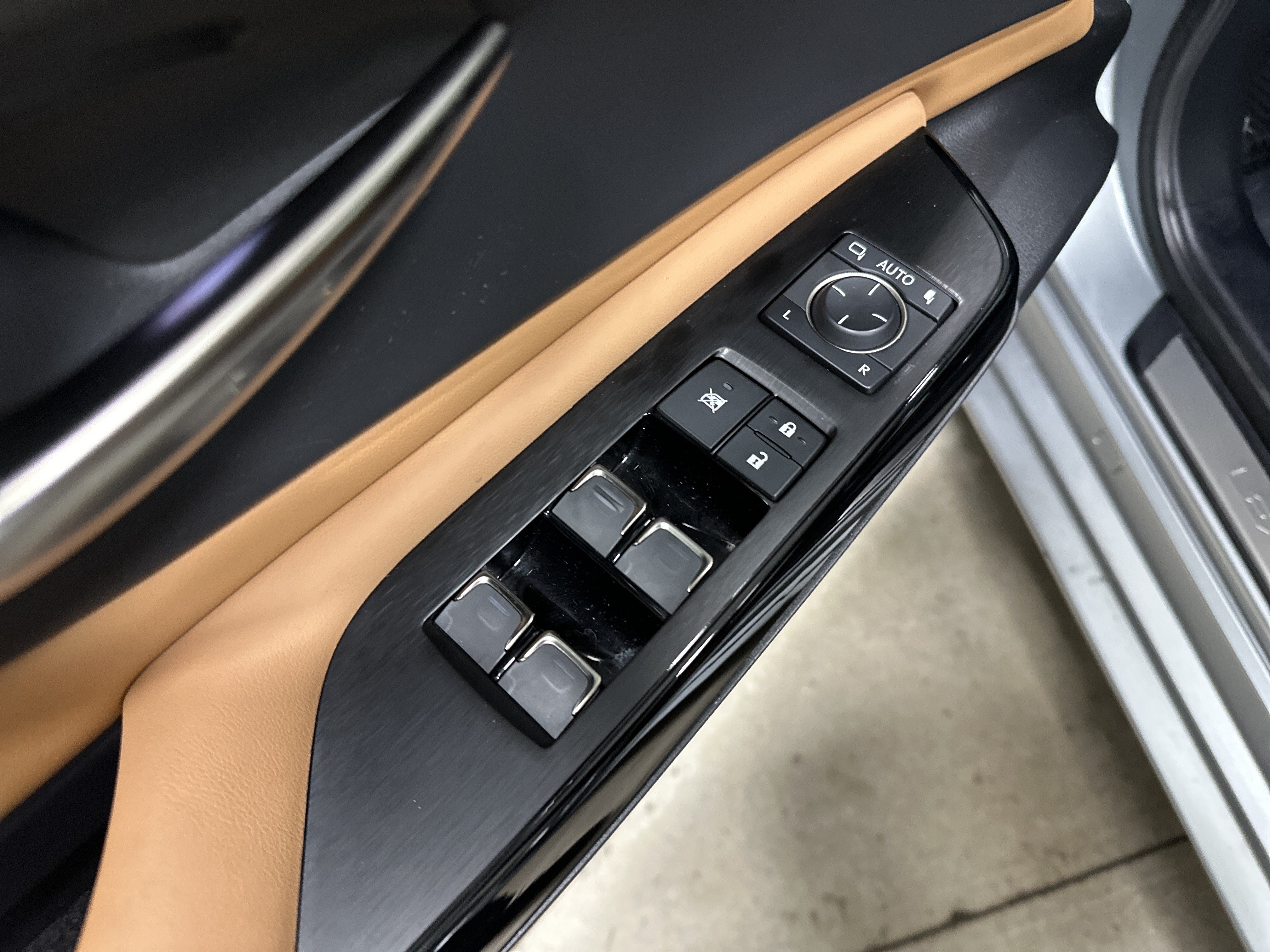 Certified 2025 Lexus ES 350 w/ Premium Package FWD image 15