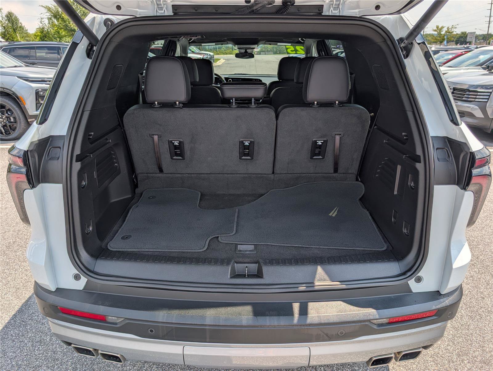 Used 2025 Chevrolet Traverse LT FWD image 13