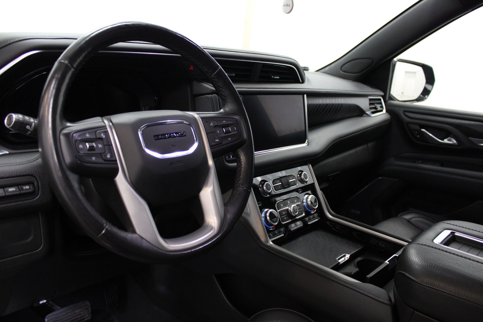 Used 2022 GMC Yukon XL Denali AWD/4WD image 17