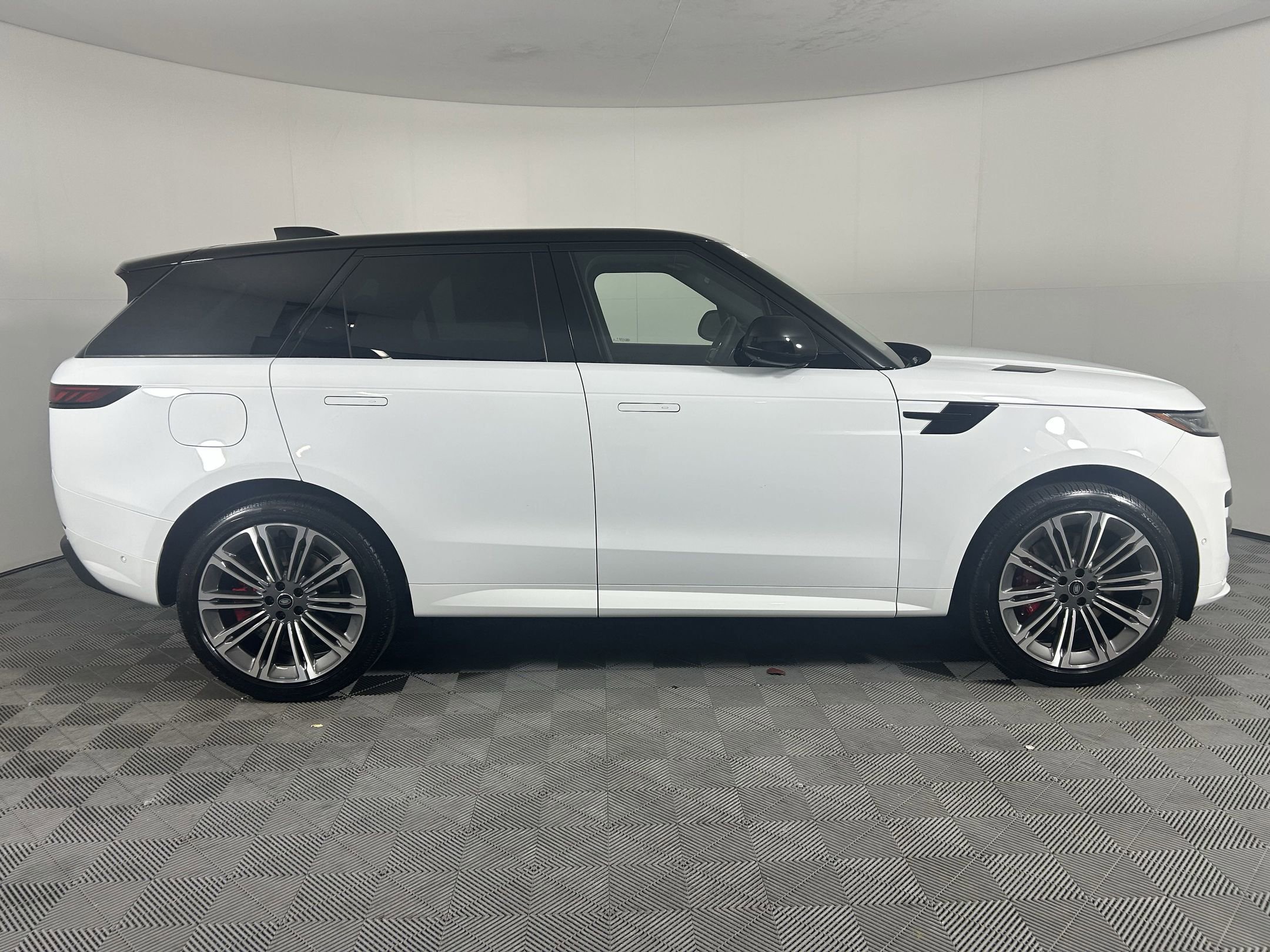 New 2025 Land Rover Range Rover Sport Dynamic SE image 6