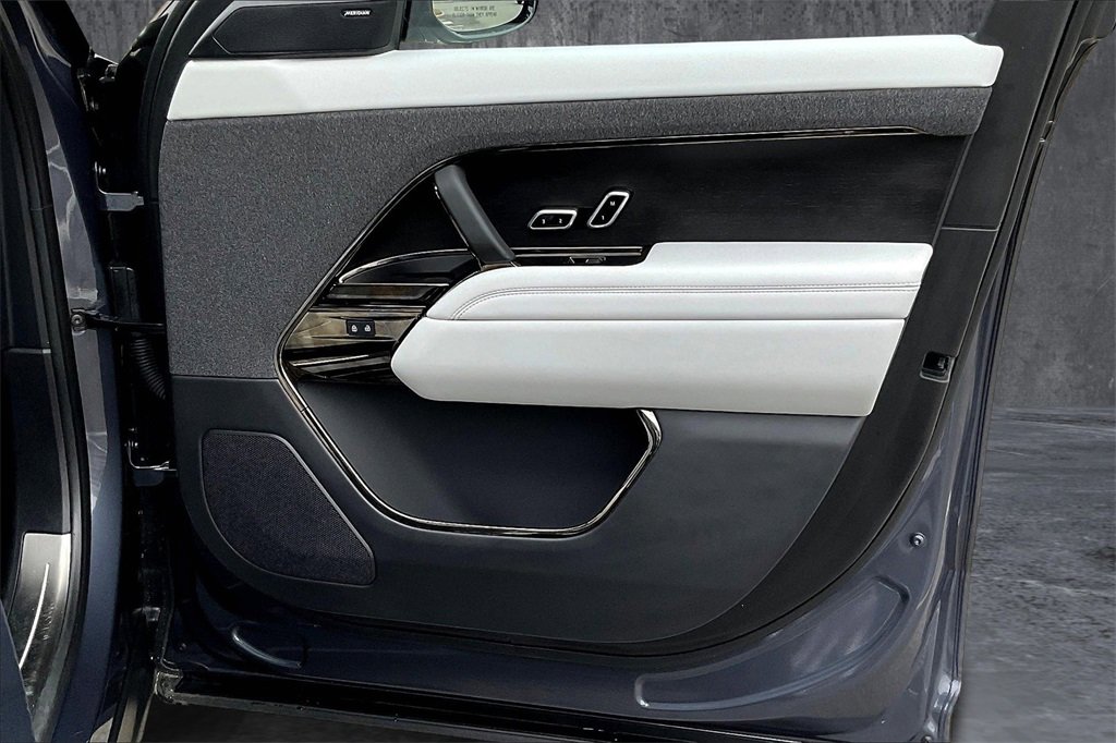 Used 2025 Land Rover Range Rover Sport image 27