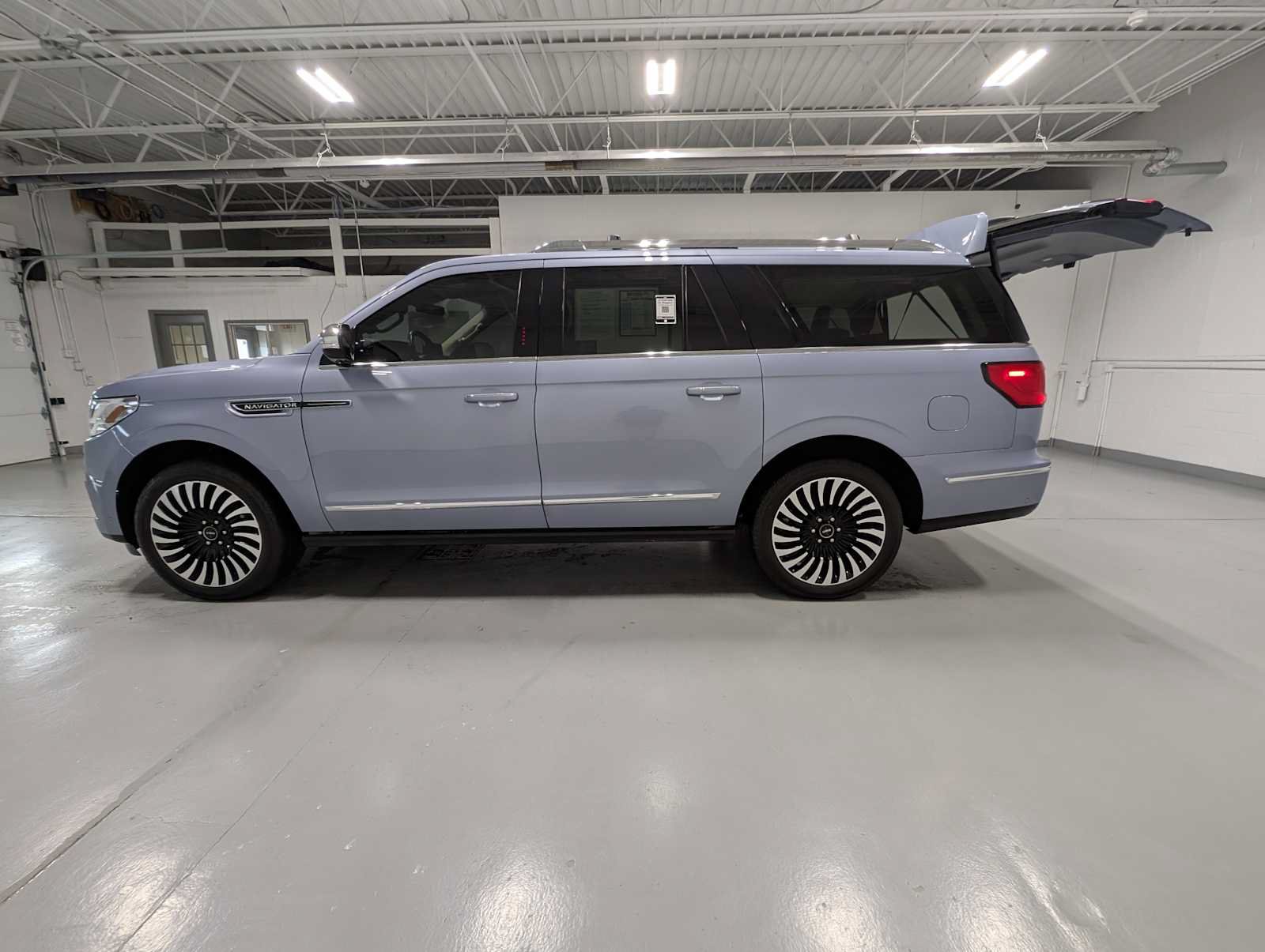 Used 2021 Lincoln Navigator L Black Label w/ Cargo Convenience Package AWD/4WD image 12
